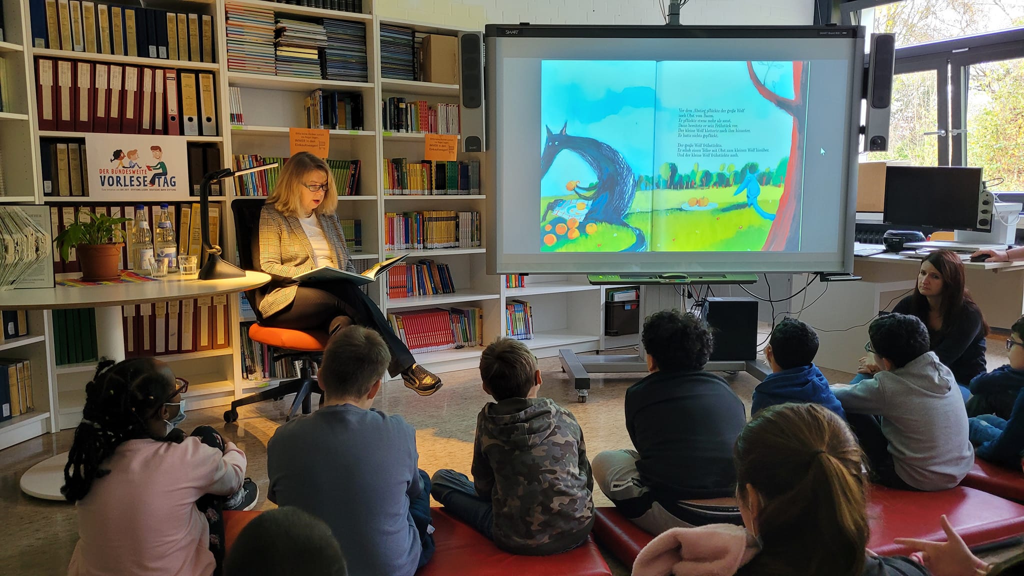 Christiane%20Firk%20beim%20Vorlesen Christiane%20Firk%20beim%20Vorlesen